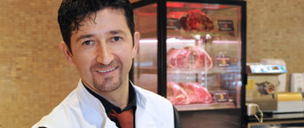 Un collaborateur présente de la viande Un collaborateur présente de la viande